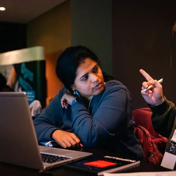 Een vrouw die nadenkt