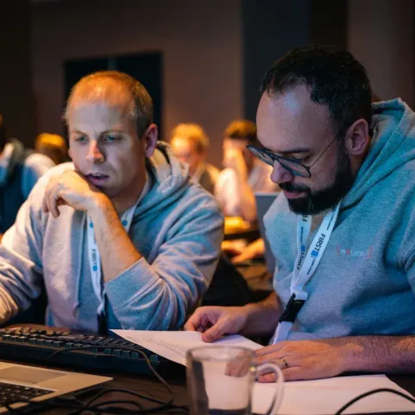 Twee mannen aan een bureau