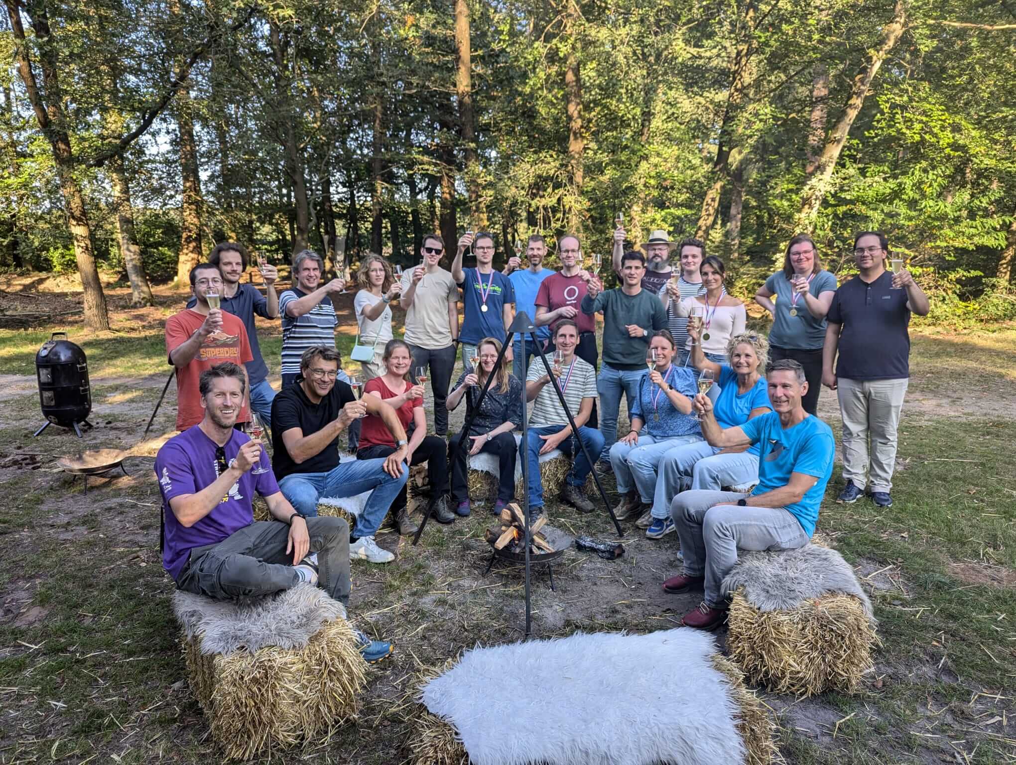 Teamfoto uitje in buitenlucht 