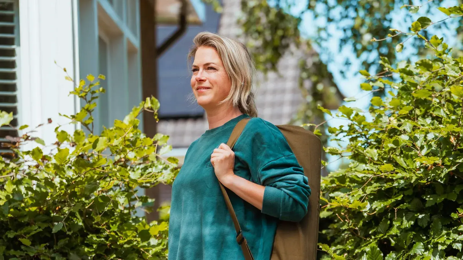 vrouw met rugzak op in de tuin