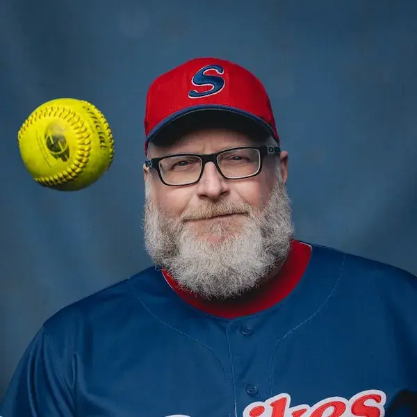 Man met honkbal pet en bal.