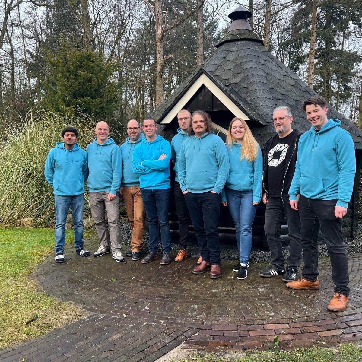 Collega's in blauwe Xforce truien.