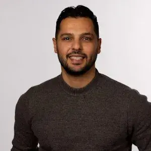 Lachende man Tolga Albayrak van Conclusion Amis 