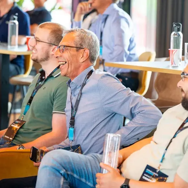 Lachend persoon bij een event.