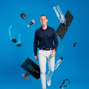 Angelo Kaijser loopt als kantoor spullen om hem heen vliegen