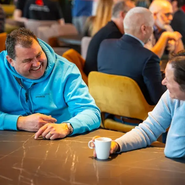 Collega's drinken koffie.