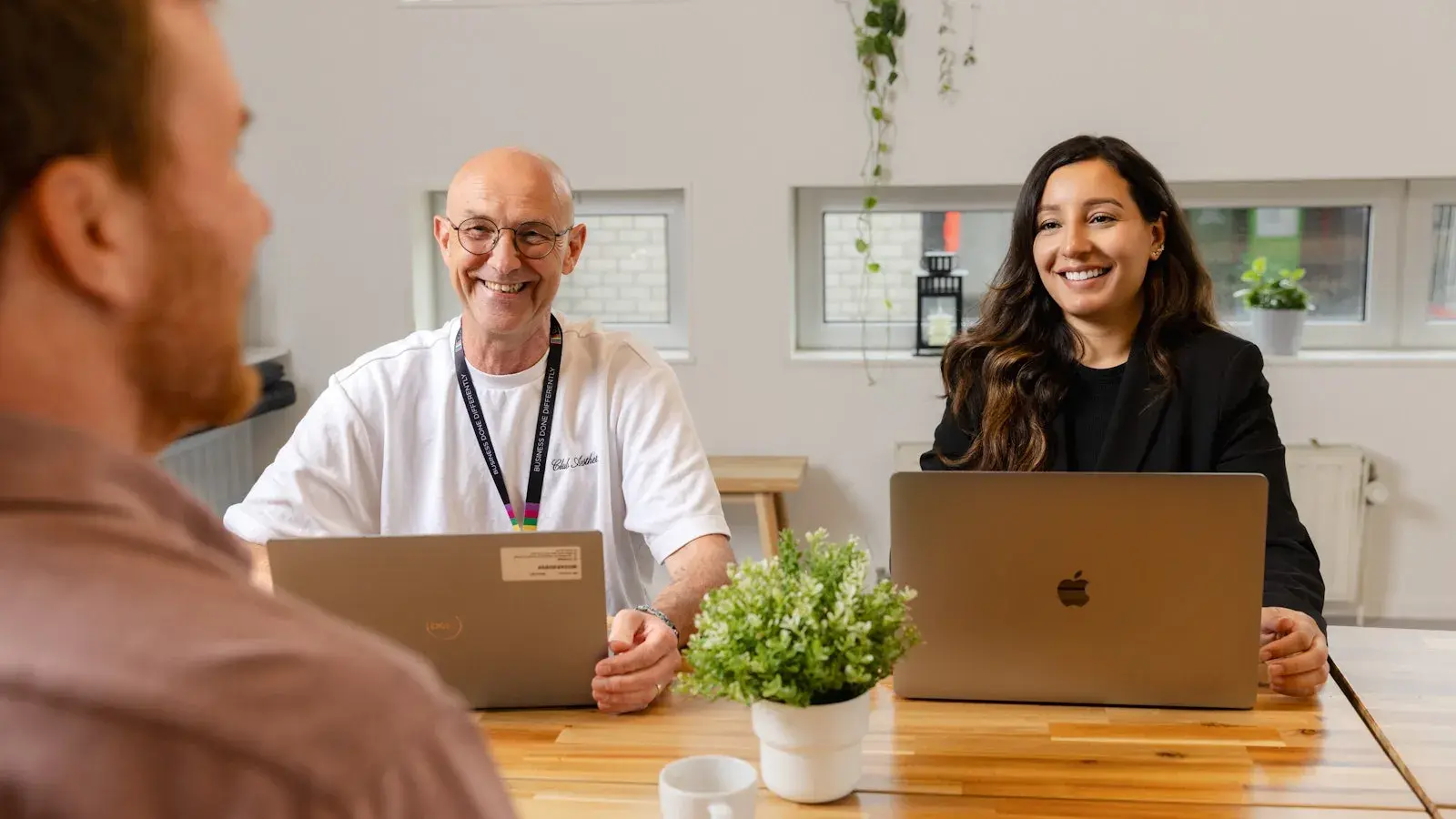 Drie collega's in een sollicitatiegesprek.