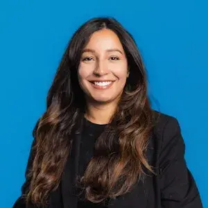 Hajar - vrouw met lang bruin haar en zwarte kleding