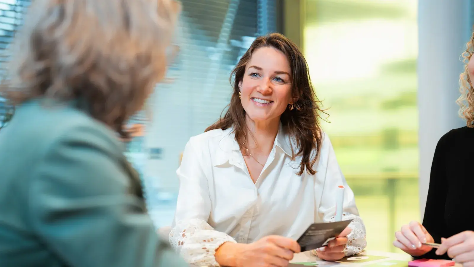Vrouwelijke collega's in gesprek 
