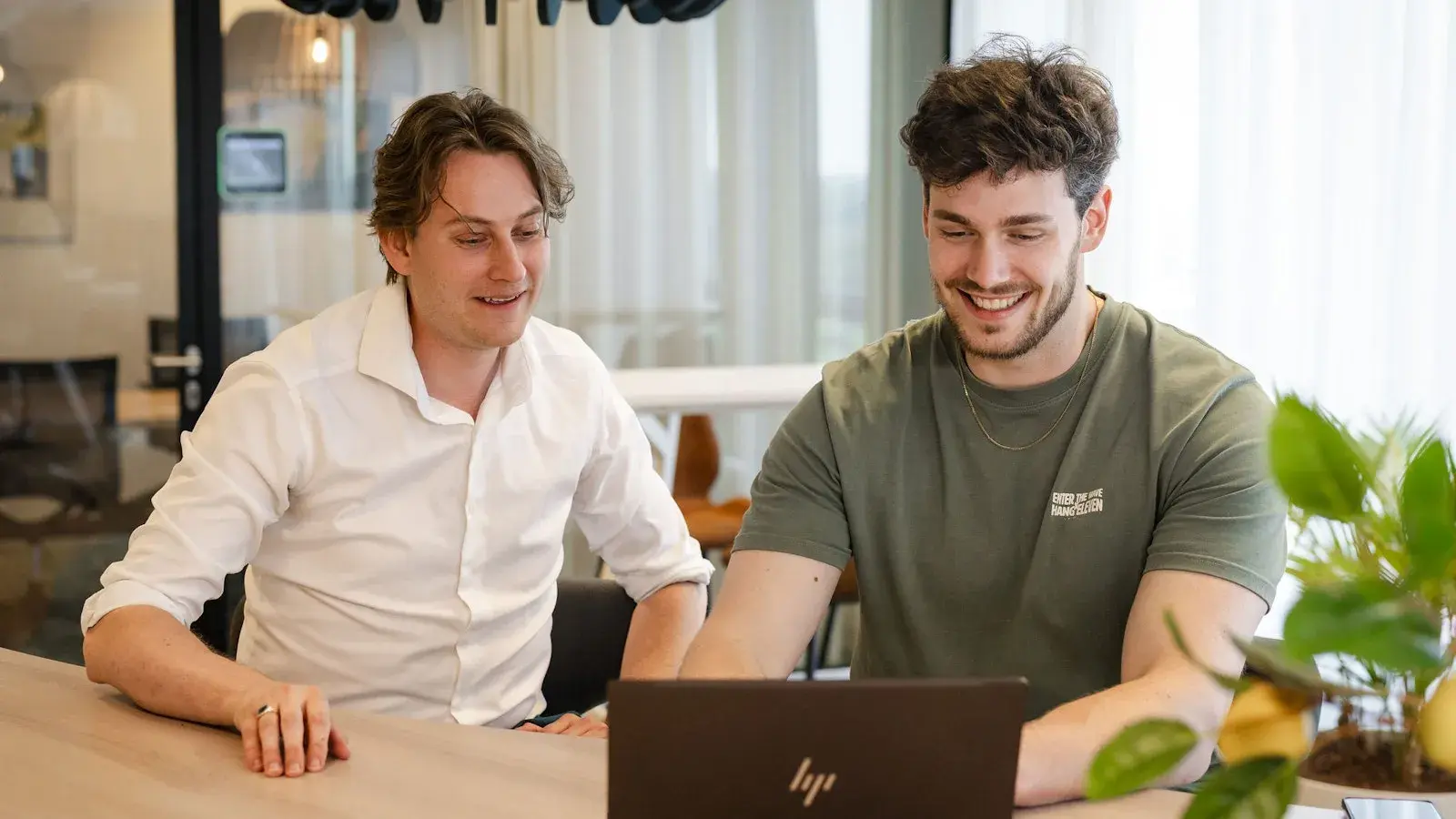 Twee collega's samen aan het werk 