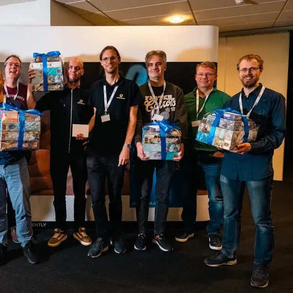 Mensen met cadeautjes in hun handen