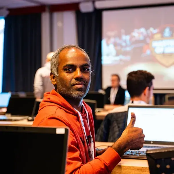 Een man die zijn duim opsteekt