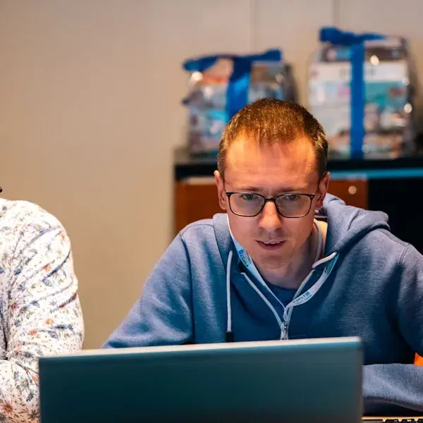 Een man die op zijn laptop kijkt