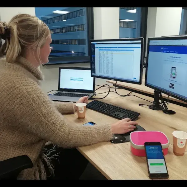 AFAS collega werkt achter een scherm