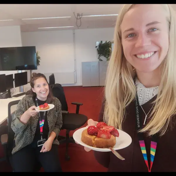 AFAS collegas eten een snack