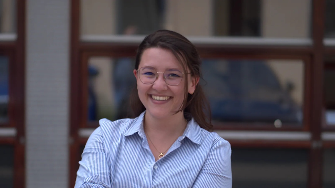 vrouw in blauwe blouse