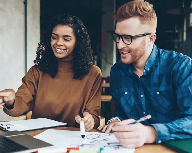 Twee personen die samen met een opdracht bezig zijn
