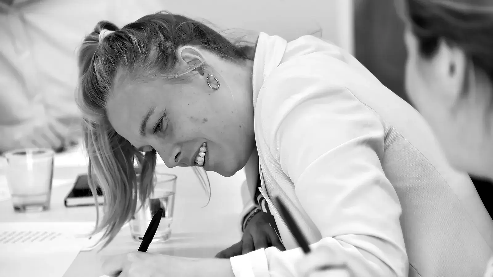 Een dame vult wat in op papier