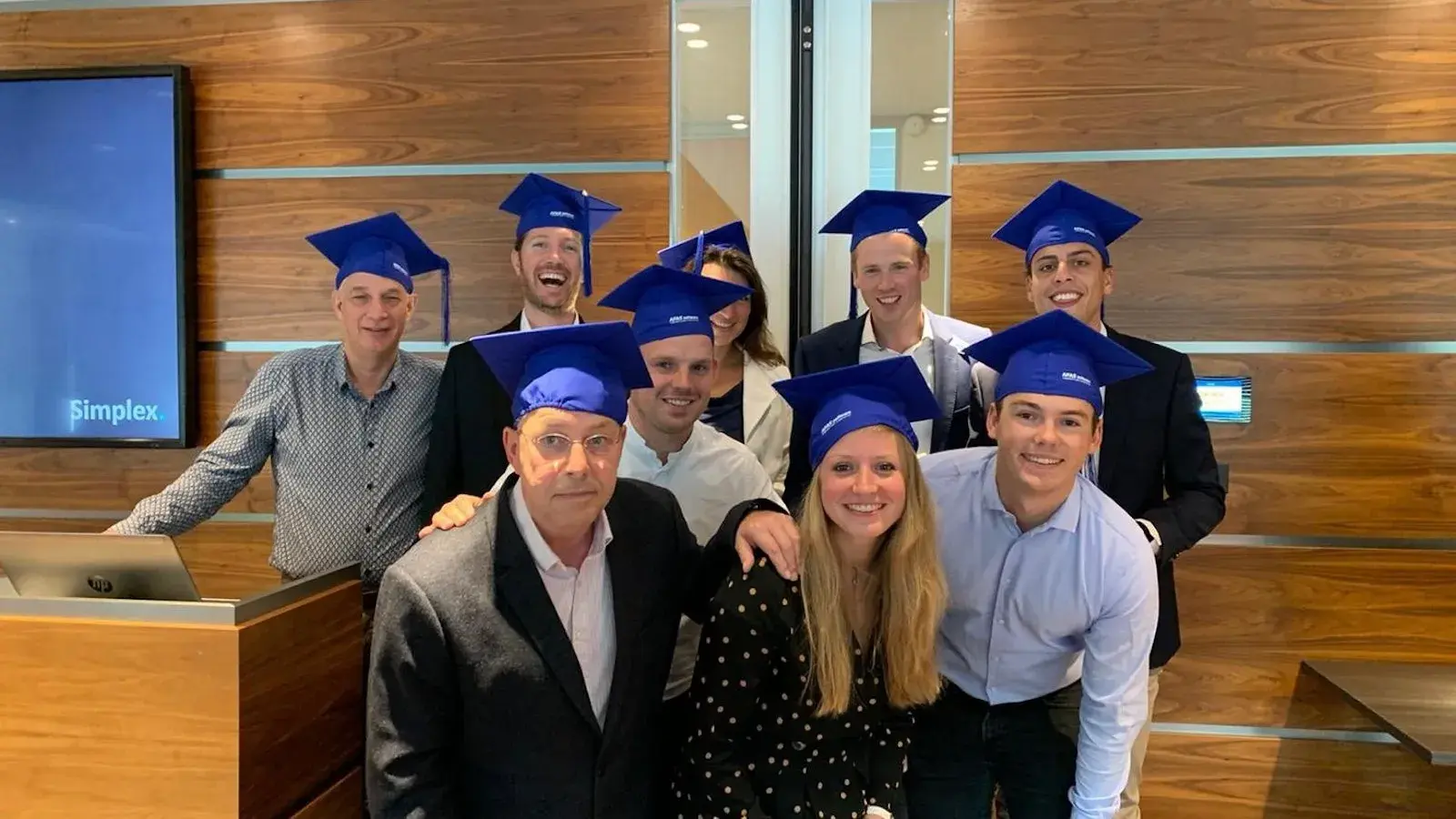 Een groep afgestuuderde collegas