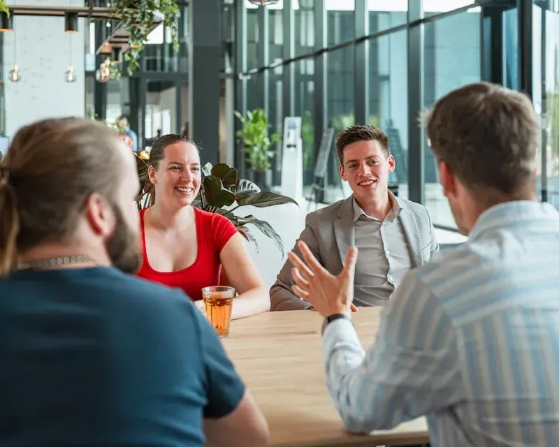Een groep collegas hebben een gesprek