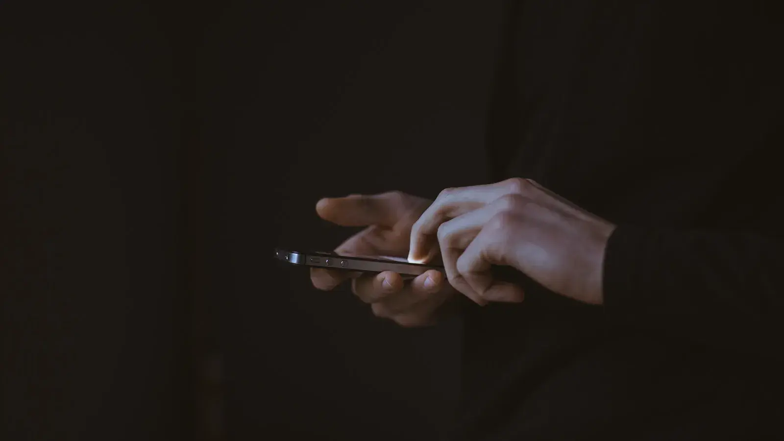 Iemand gebruikt een iPhone in het donker