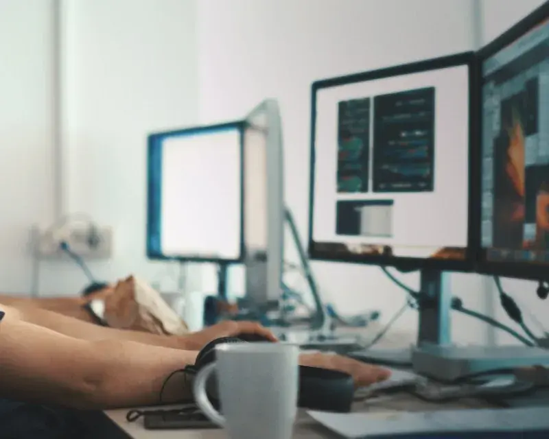 Iemand werkt met zijn computer