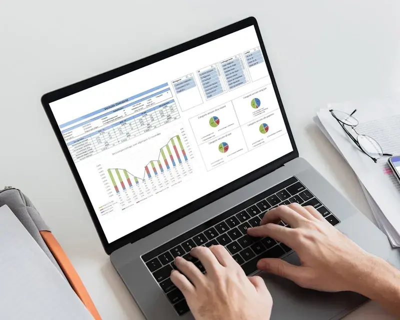 Iemand werkt op een laptop