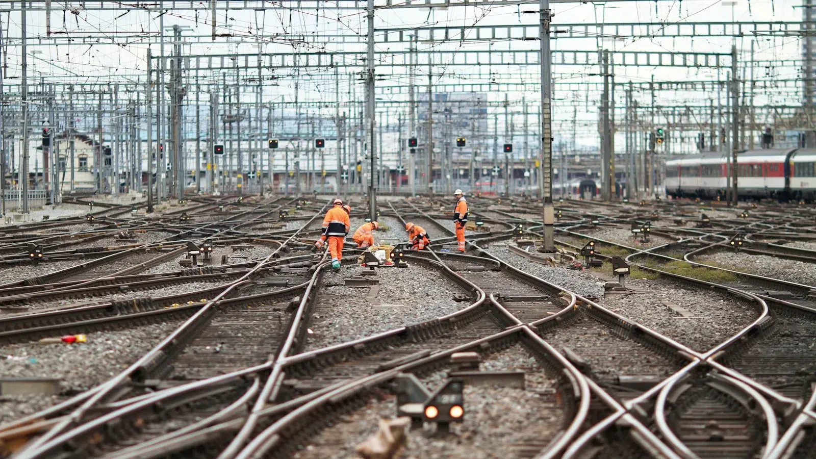 Mannen werken aan het spoor