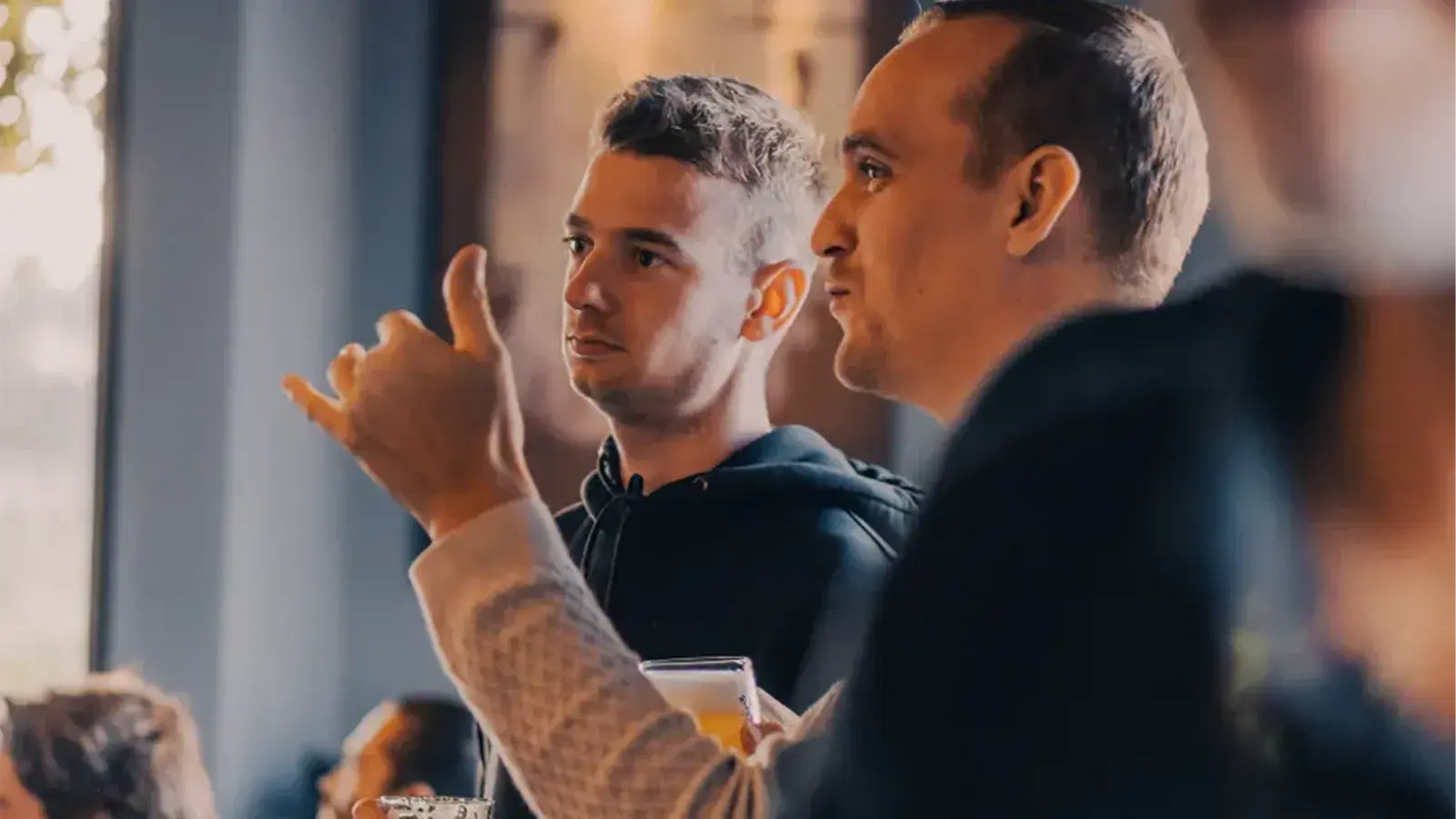 Twee mannen kijken naar iets