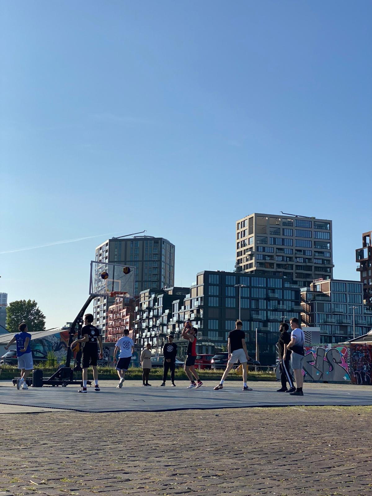 Zijaanzicht basketbalwedstrijd