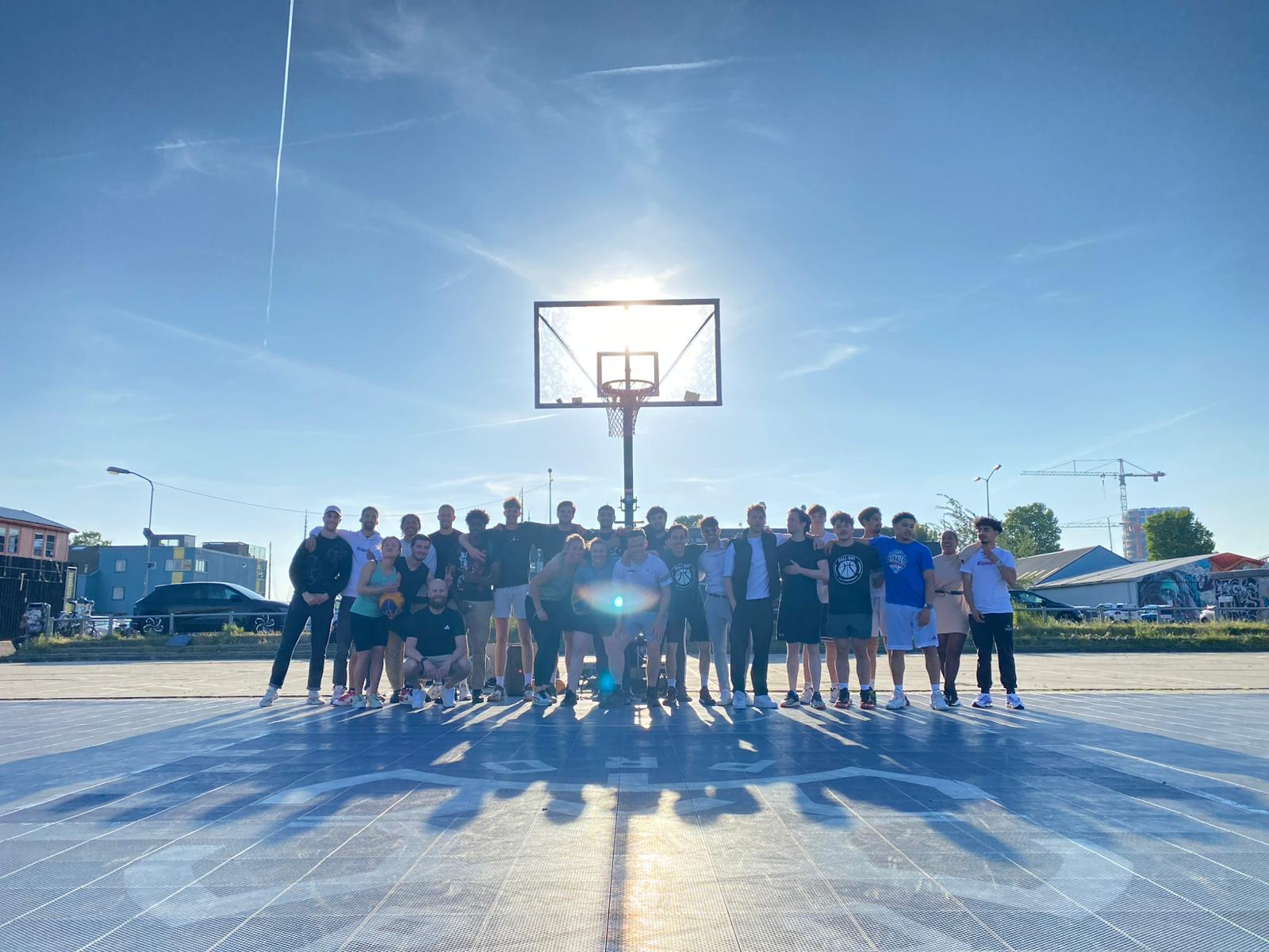 Groepsfoto op een basketbalveld