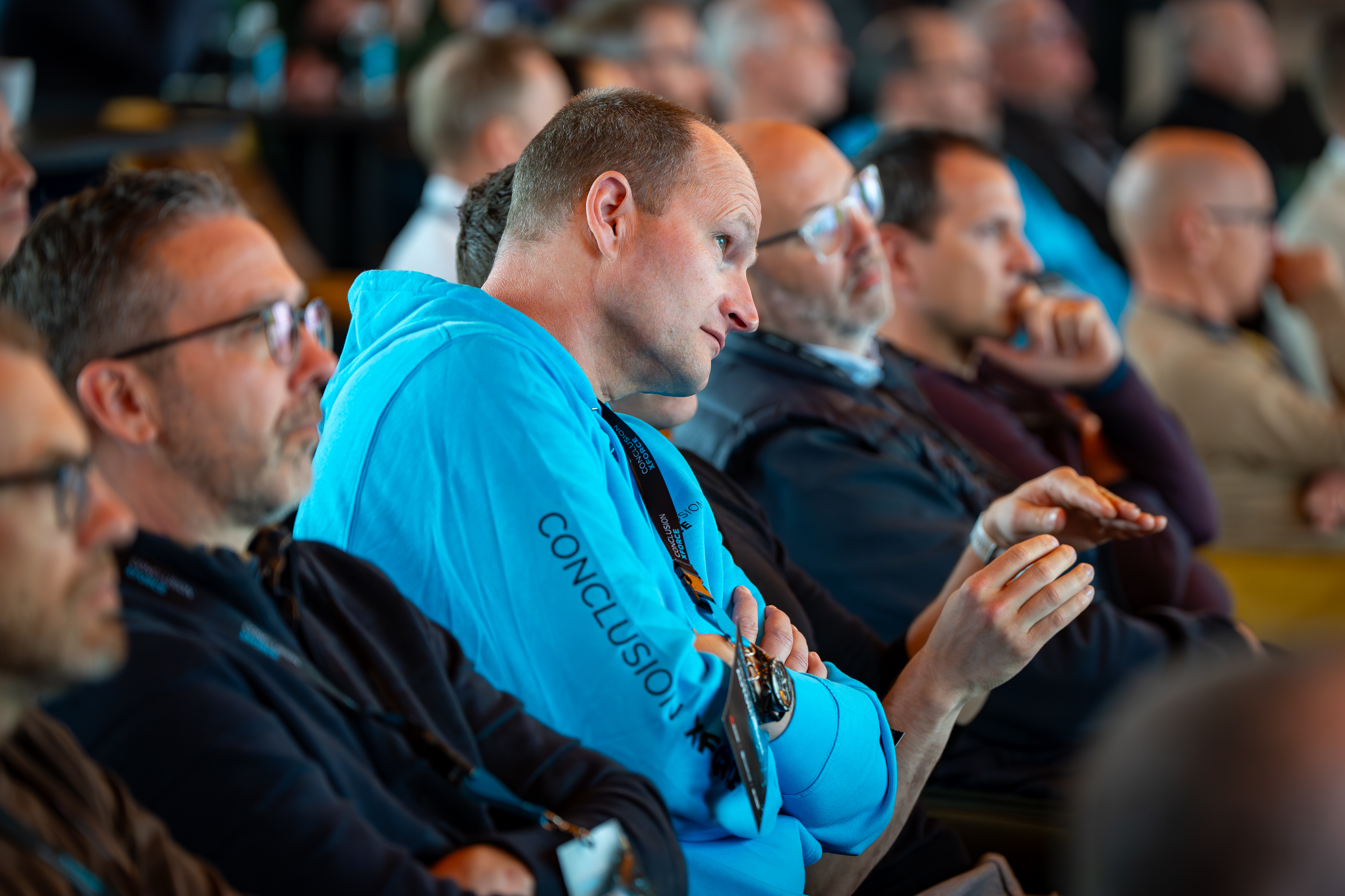 Mannelijke collega met een blauwe Xforce trui.