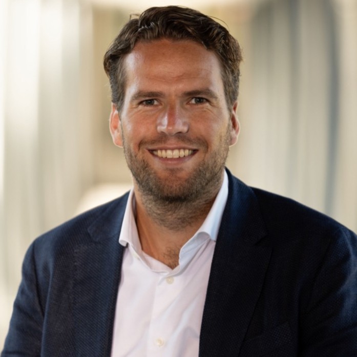 Mannelijke collega lacht de camera in.